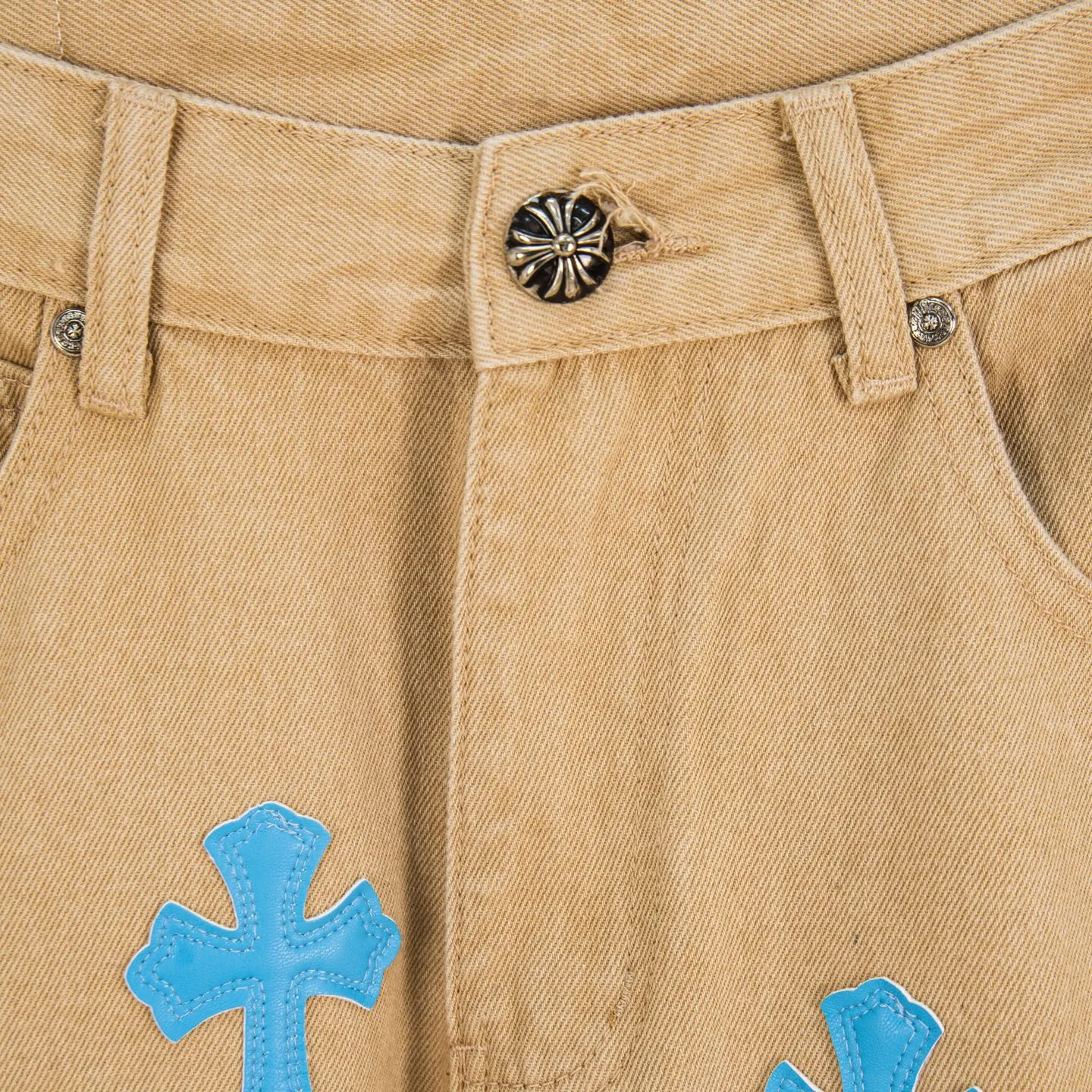 P240 Chrome Hearts 2025 New Light Blue Cross Leather Label Couple Washed Jeans This season’s hot item is sought after by countless celebrities and fashionistas. The neat details of the cutting process add color to the playful fashion! The neat and meticulous design, and the well-fitting structure is unique. The upper body not only has outstanding recognition, but also looks younger and younger. A style with the ultimate wearing meaning and performance, gorgeous color matching, and the craftsmanship of this style is also extremely extraordinary. After the finished product is washed, it is disassembled and hand-made with sheepskin cross leather and then spliced ​​together to complete. The whole piece has too many craftsmanship to describe. It is decorated with patchwork cross flowers and high-waisted washed jeans! ! Absolutely high-end luxury product, a god-level single product, a super popular product, made with top heavy industry, a magic weapon that cannot be missed. Style number: 1867# Size: 28 30 32 34 Color: khaki blue